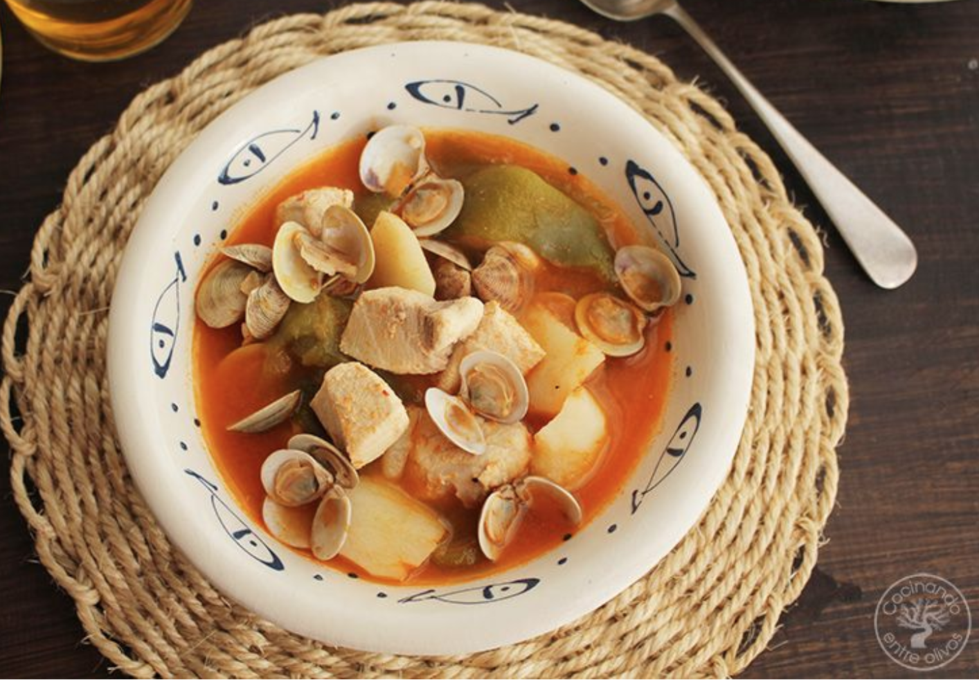 Ensalada de pimientos asados atún y huevo con pimentón de Almería marrajo y almejas